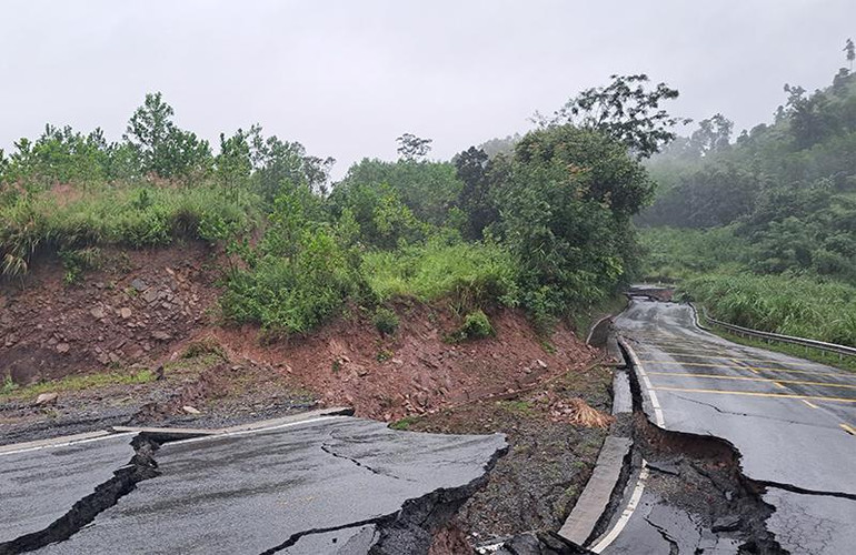 Vụ sạt lở núi đẩy một đoạn của Quốc lộ 15D ra xa đến hơn 6m.