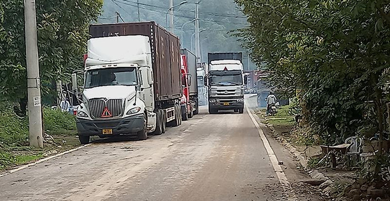 Xe container đỗ dưới lòng đường trong khu vực cửa khẩu Sóc Giang, huyện Hà Quảng, tỉnh Cao Bằng, gây ảnh hưởng giao thông.