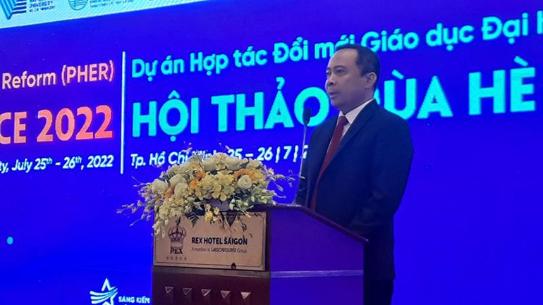 Phó Giáo sư, Tiến sĩ Vũ Hải Quân, Giám đốc Đại học Quốc gia Thành phố Hồ Chí Minh phát biểu khai mạc hội thảo.
