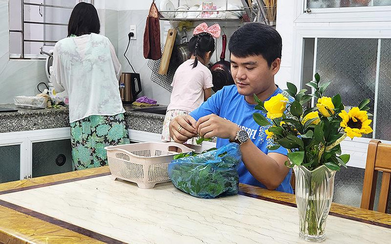 Căn bếp nhỏ luôn tràn ngập không khí vui tươi, hạnh phúc.