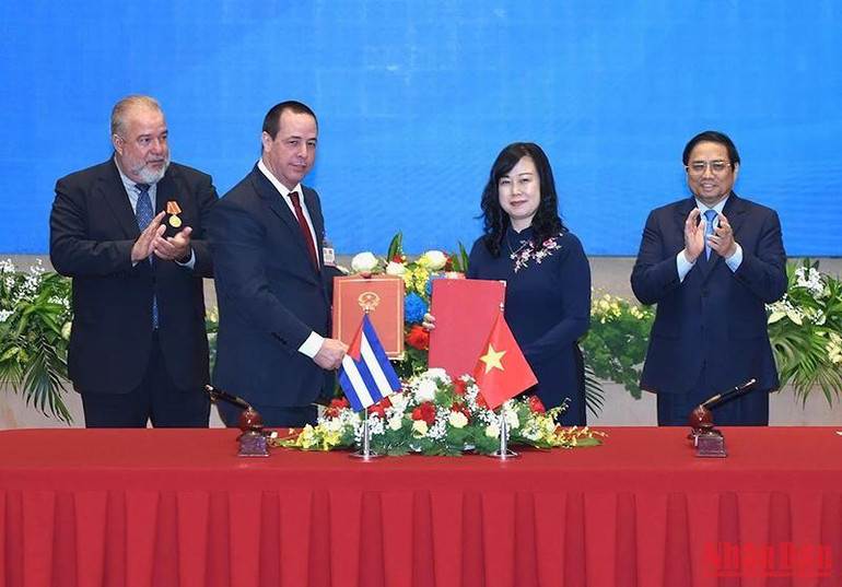 Thủ tướng Phạm Minh Chính và Thủ tướng nước Cộng hòa Cuba Manuel Marrero Cruz chứng kiến Lễ ký Kế hoạch hành động hợp tác y tế giữa Bộ Y tế hai nước.