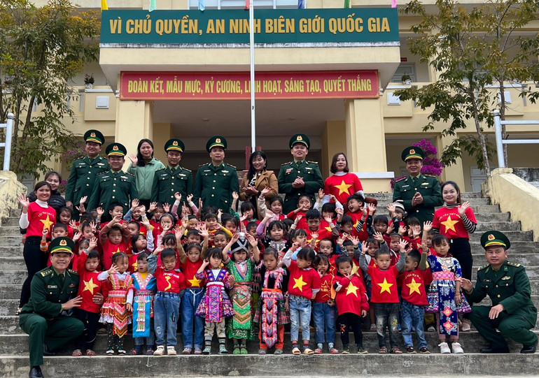 Chụp ảnh, chia tay các chú Bộ đội Biên phòng.