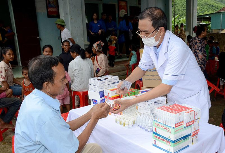 Những người đến tham gia chương trình thiết thực này đều đã được thăm hỏi, khám sàng lọc kỹ, tư vấn tận tình và cấp phát thuốc miễn phí. Ngoài ra, 40 hộ gia đình có hoàn cảnh khó khăn tại bản Thạch Sơn đã nhận được quà của đoàn. Phần quà là một chiếc quạt điện.