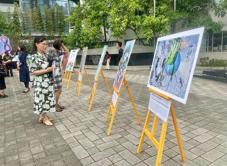 Các đại biểu tham quan trưng bày một số tác phẩm tiêu biểu của cuộc thi.