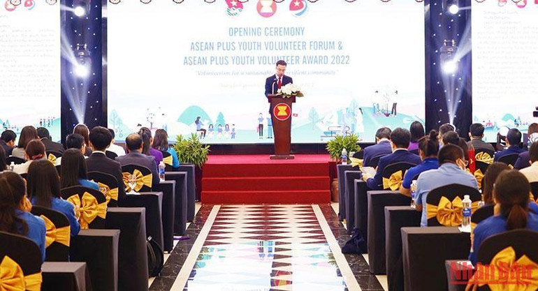 Quang cảnh khai mạc Diễn đàn thanh niên tình nguyện ASEAN mở rộng.