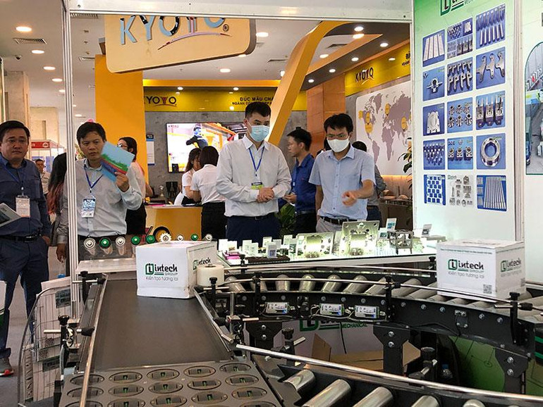 Các doanh nghiệp ngành công nghiệp hỗ trợ giới thiệu các sản phẩm phục vụ sản xuất công nghiệp.