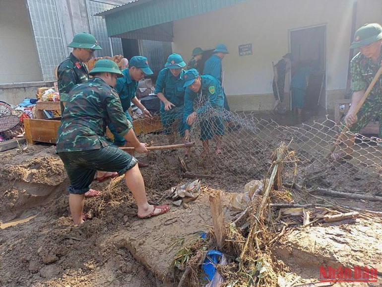 Bộ đội giúp dân khắc phục hậu quả lũ lụt.