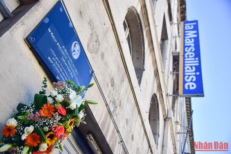 Việc gắn tấm bảng kỷ niệm Chủ tịch Hồ Chí Minh lần đầu đặt chân đến Pháp phía trước Tòa soạn báo La Marseillaise là minh chứng cho tình cảm sâu sắc của người dân Pháp dành cho Chủ tịch Hồ Chí Minh. (Ảnh: MINH DUY)