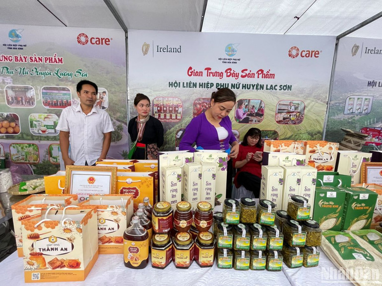 Gian hàng trưng bày sản phẩm địa phương tại sự kiện xúc tiến tiêu thụ sản phẩm cho phụ nữ tỉnh Hòa Bình.