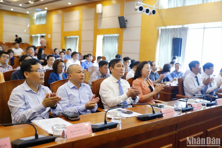 Các đại biểu tham gia lễ phát động Giải báo chí viết về nông nghiệp, nông dân và nông thôn.