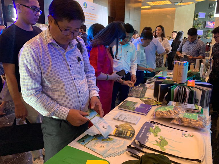 Các đại biểu tham quan gian hàng giới thiệu các vườn quốc gia tại buổi lễ.