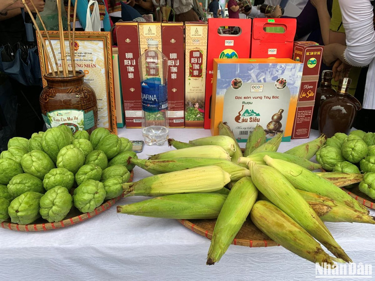 Nông sản địa phương được trưng bày tại sự kiện.