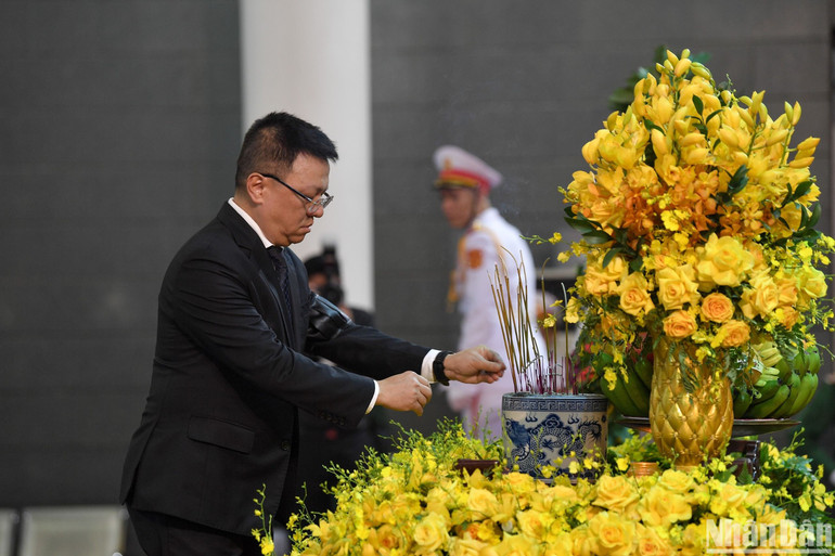 Đồng chí Lê Quốc Minh, Ủy viên Trung ương Đảng, Tổng Biên tập Báo Nhân Dân, Phó Trưởng Ban Tuyên giáo Trung ương, Chủ tịch Hội Nhà báo Việt Nam dâng hương viếng Tổng Bí thư Nguyễn Phú Trọng. Đồng chí Lê Quốc Minh, Ủy viên Trung ương Đảng, Tổng Biên tập Báo Nhân Dân, Phó Trưởng Ban Tuyên giáo Trung ương, Chủ tịch Hội Nhà báo Việt Nam dâng hương viếng Tổng Bí thư Nguyễn Phú Trọng.