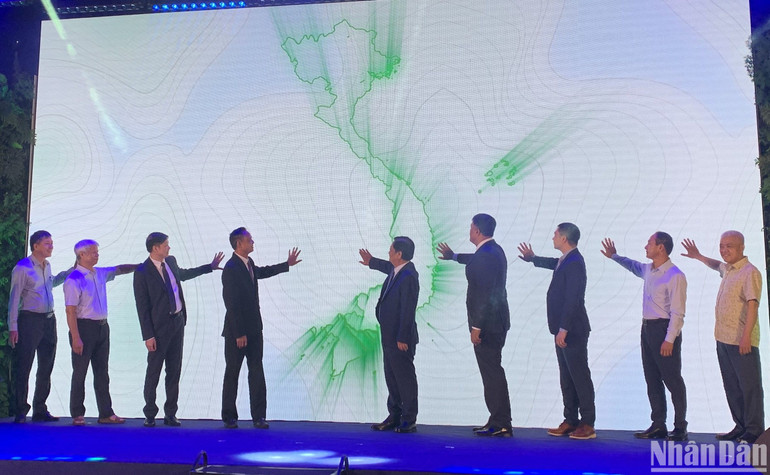 Bấm nút khởi động sáng kiến Hộ chiếu vườn quốc gia.