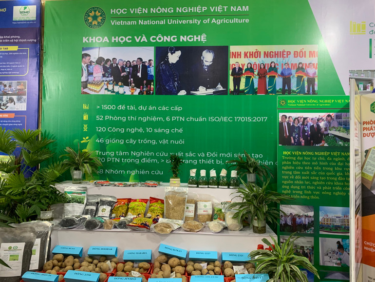 Gian hàng trưng bày các sản phẩm nông nghiệp tại Diễn đàn “Kết nối các sản phẩm khoa học và công nghệ ngành nông nghiệp với doanh nghiệp, hợp tác xã, người dân".