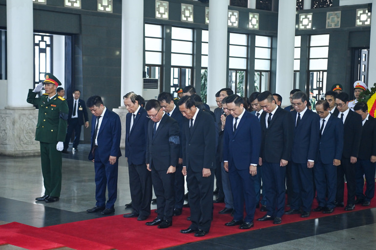 Đồng chí Lê Quốc Minh, Ủy viên Trung ương Đảng, Tổng Biên tập Báo Nhân Dân, Phó Trưởng Ban Tuyên giáo Trung ương, Chủ tịch Hội Nhà báo Việt Nam cùng các đồng chí nguyên Ủy viên Trung ương Đảng, nguyên Tổng Biên tập Báo Nhân Dân: Hồng Vinh, Thuận Hữu và đại diện lãnh đạo Báo Nhân Dân tưởng niệm Tổng Bí thư Nguyễn Phú Trọng.