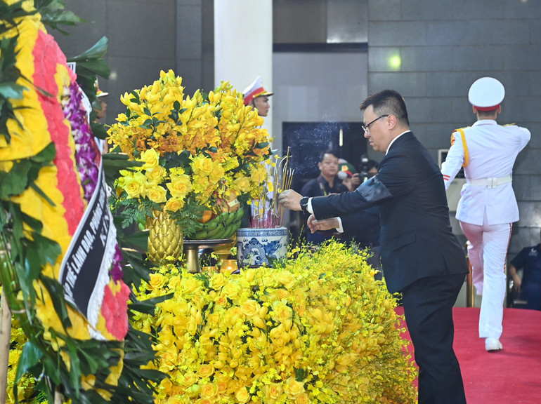 Đồng chí Lê Quốc Minh dâng hương viếng Tổng Bí thư Nguyễn Phú Trọng.
