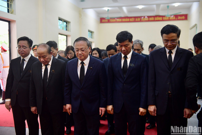 Đoàn Đài Tiếng nói Việt Nam do đồng chí Đỗ Tiến Sỹ, Ủy viên Trung ương Đảng, Tổng Giám đốc Đài Tiếng nói Việt Nam dẫn đầu vào viếng Tổng Bí thư Nguyễn Phú Trọng, tại làng Lại Đà, xã Đông Hội, huyện Đông Anh.