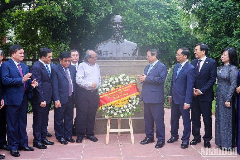 Thủ tướng Phạm Minh Chính và Đoàn đại biểu cấp cao Việt Nam cùng với nghệ nhân Ấn Độ Ram Sutar-tác giả bức tượng Chủ tịch Hồ Chí Minh trong Công viên G20.