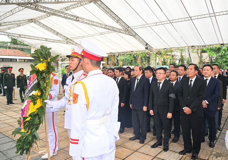 Đoàn cán bộ Báo Nhân Dân chuẩn bị vào viếng Tổng Bí thư Nguyễn Phú Trọng.