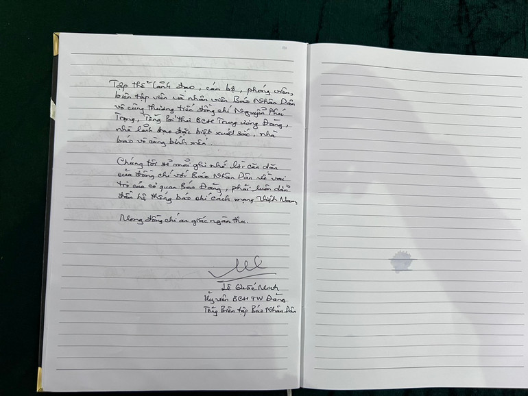 Trong sổ tang đồng chí Lê Quốc Minh ghi: "Tập thể lãnh đạo, cán bộ, phóng viên, biên tập viên và nhân viên Báo Nhân Dân vô cùng thương tiếc đồng chí Nguyễn Phú Trọng, Tổng Bí thư Ban Chấp hành Trung ương Đảng, nhà lãnh đạo đặc biệt xuất sắc, nhà báo vô cùng kính mến. Chúng tôi sẽ mãi ghi nhớ lời căn dặn của đồng chí với Báo Nhân Dân về vai trò của cơ quan Báo Đảng, phải luôn dẫn đầu hệ thống báo chí cách mạng Việt Nam". Trong sổ tang đồng chí Lê Quốc Minh ghi: "Tập thể lãnh đạo, cán bộ, phóng viên, biên tập viên và nhân viên Báo Nhân Dân vô cùng thương tiếc đồng chí Nguyễn Phú Trọng, Tổng Bí thư Ban Chấp hành Trung ương Đảng, nhà lãnh đạo đặc biệt xuất sắc, nhà báo vô cùng kính mến. Chúng tôi sẽ mãi ghi nhớ lời căn dặn của đồng chí với Báo Nhân Dân về vai trò của cơ quan Báo Đảng, phải luôn dẫn đầu hệ thống báo chí cách mạng Việt Nam".