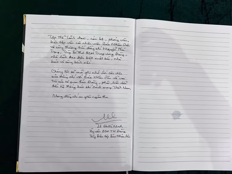 Trong sổ tang đồng chí Lê Quốc Minh ghi: "Tập thể lãnh đạo, cán bộ, phóng viên, biên tập viên và nhân viên Báo Nhân Dân vô cùng thương tiếc đồng chí Nguyễn Phú Trọng, Tổng Bí thư Ban Chấp hành Trung ương Đảng, nhà lãnh đạo đặc biệt xuất sắc, nhà báo vô cùng kính mến. Chúng tôi sẽ mãi ghi nhớ lời căn dặn của đồng chí với Báo Nhân Dân về vai trò của cơ quan Báo Đảng, phải luôn dẫn đầu hệ thống báo chí cách mạng Việt Nam". Trong sổ tang đồng chí Lê Quốc Minh ghi: "Tập thể lãnh đạo, cán bộ, phóng viên, biên tập viên và nhân viên Báo Nhân Dân vô cùng thương tiếc đồng chí Nguyễn Phú Trọng, Tổng Bí thư Ban Chấp hành Trung ương Đảng, nhà lãnh đạo đặc biệt xuất sắc, nhà báo vô cùng kính mến. Chúng tôi sẽ mãi ghi nhớ lời căn dặn của đồng chí với Báo Nhân Dân về vai trò của cơ quan Báo Đảng, phải luôn dẫn đầu hệ thống báo chí cách mạng Việt Nam".