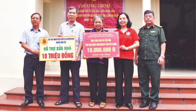 Lãnh đạo Hội Nạn nhân chất độc da cam/dioxin tỉnh Bắc Giang và huyện Tân Yên trao kinh phí hỗ trợ hội viên xây dựng nhà ở. (Ảnh NGỌC ANH)