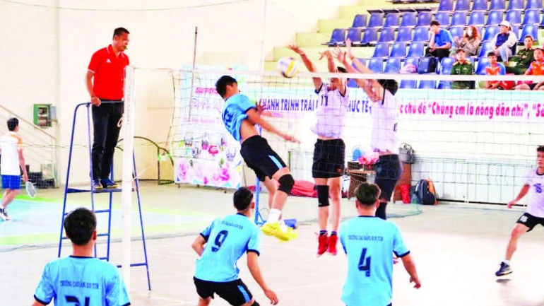Các vận động viên sôi nổi tranh tài môn bóng chuyền. Các vận động viên sôi nổi tranh tài môn bóng chuyền.