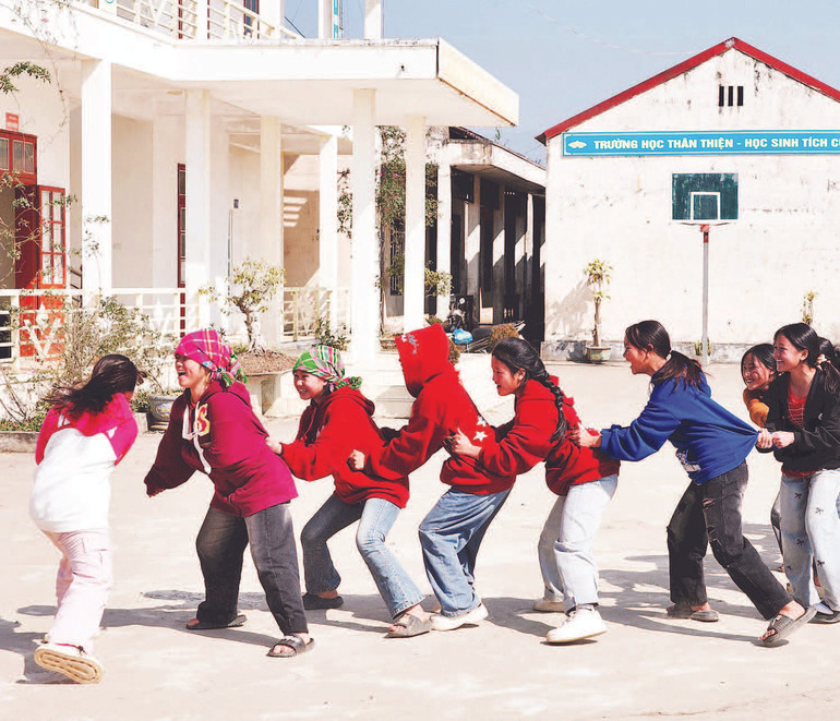 5. Giờ ra chơi ở Trường trung học phổ thông Tà Xùa.