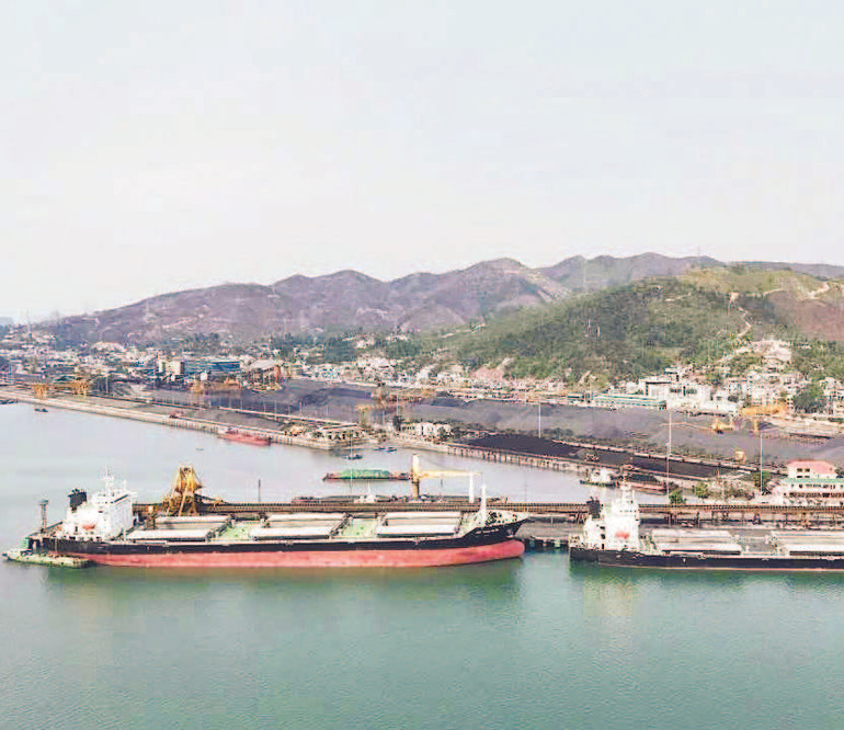 Các tàu vào làm hàng tại Cảng Cẩm Phả. Các tàu vào làm hàng tại Cảng Cẩm Phả.