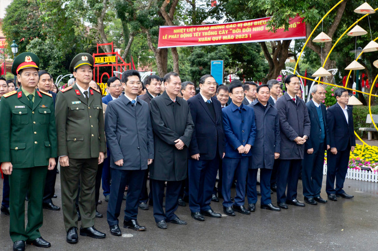 Các đồng chí lãnh đạo tỉnh, lãnh đạo thành phố Nam Định, đại diện các cấp, ngành và các tầng lớp nhân dân tham dự lễ phát động “Tết trồng cây đời đời nhớ ơn Bác Hồ vĩ đại”.
