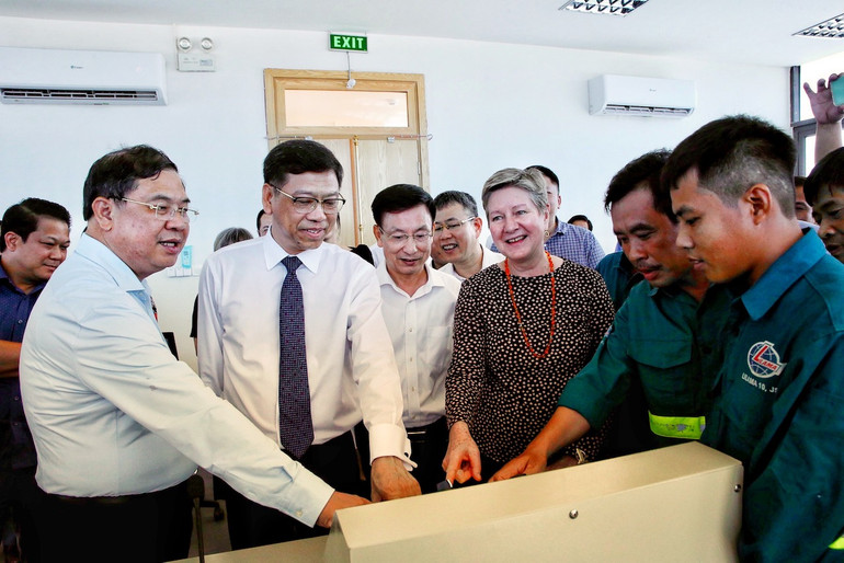 Các đồng chí lãnh đạo Bộ Giao thông Vận tải, lãnh đạo tỉnh Nam Định và đại diện Ngân hàng Thế giới bấm nút thông luồng đường thủy nội địa quốc gia Kênh và Âu tàu Nghĩa Hưng.