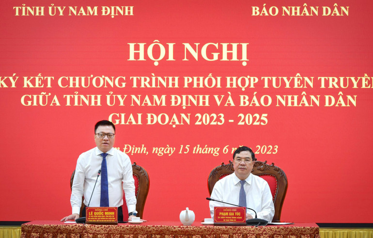 Đồng chí Lê Quốc Minh, Tổng Biên tập Báo Nhân Dân phát biểu ý kiến tại hội nghị.