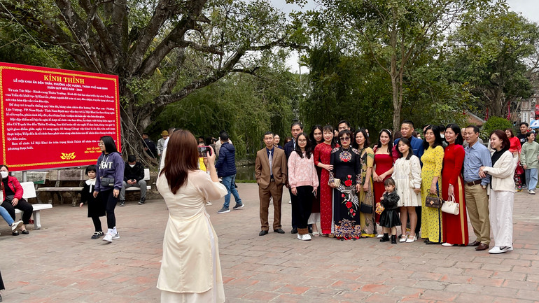 Đi lễ, du xuân đầu năm ở Đền Trần cũng là dịp để du khách lưu lại những bức ảnh bên gia đình, người thân.