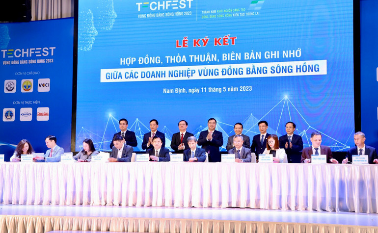 Tại buổi lễ, có 5 hợp đồng giao dịch công nghệ giữa các doanh nghiệp được ký kết, với tổng giá trị gần 50 tỷ đồng. Tại buổi lễ, có 5 hợp đồng giao dịch công nghệ giữa các doanh nghiệp được ký kết, với tổng giá trị gần 50 tỷ đồng.