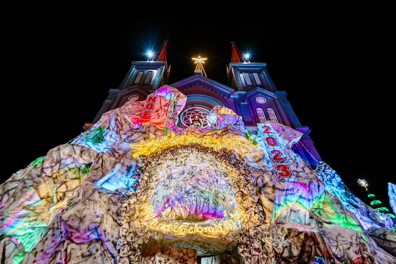 Nhà thờ Giáo xứ Xuân Dục, xã Xuân Ninh, huyện Xuân Trường (Nam Định) lung linh sắc màu chờ đón Giáng sinh.