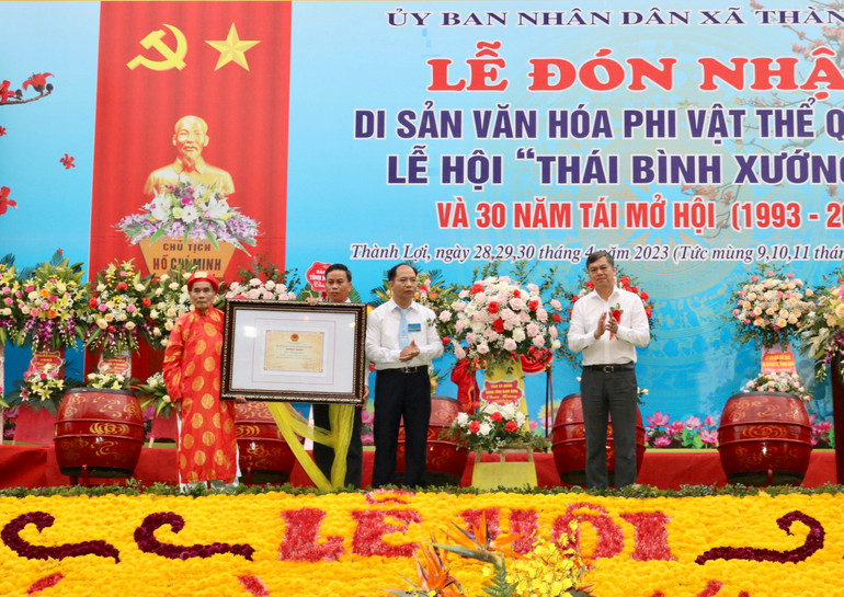 Lãnh đạo tỉnh Nam Định trao Chứng nhận Di sản văn hóa phi vật thể quốc gia đối với Lễ hội "Thái bình xướng ca" cho đại diện chính quyền và nhân dân xã Thành Lợi, huyện Vụ Bản.