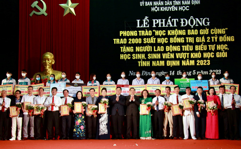 Lãnh đạo tỉnh Nam Định và lãnh đạo Hội Khuyến học Việt Nam trao 2.000 suất học bổng cho người lao động tiêu biểu tự học, học sinh, sinh viên vượt khó học giỏi.