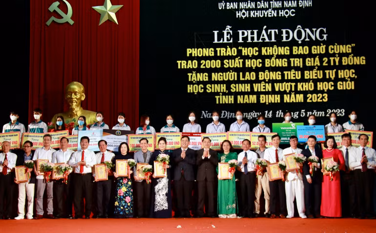 Lãnh đạo tỉnh Nam Định và lãnh đạo Hội Khuyến học Việt Nam trao 2.000 suất học bổng cho người lao động tiêu biểu tự học, học sinh, sinh viên vượt khó học giỏi.