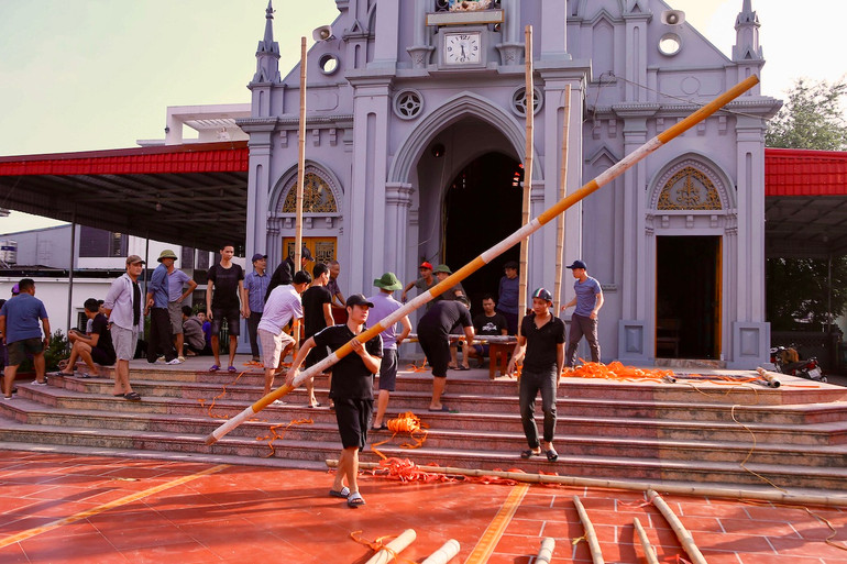 Trên khắp các vùng Công giáo của huyện Xuân Trường (Nam Định), bà con tất bật, rộn ràng bắt tay vào chuẩn bị trang hoàng nhà thờ, ngõ xóm đón Giáng sinh.