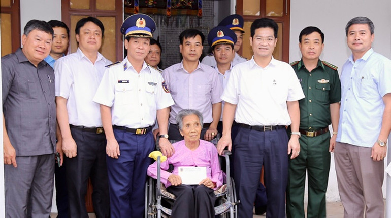 Lãnh đạo tỉnh Nam Định, Bộ Tư lệnh Vùng Cảnh sát biển 1 tặng quà Mẹ Việt Nam Anh hùng Bùi Thị Chắt, 102 tuổi ở xã Hải An, huyện Hải Hậu (Nam Định).
