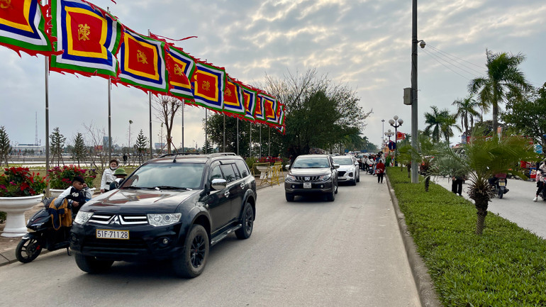 Do lễ khai ấn sắp tới diễn ra vào dịp cuối tuần, dự kiến lượng khách sẽ tăng đột biến, có thể còn đông hơn trước dịch Covid-19. Để bảo đảm tình hình an ninh, trật tự trong thời gian diễn ra lễ hội, Công an thành phố Nam Định đã xây dựng phương án, huy động các lực lượng bố trí 5 vòng an ninh từ trong và chung quanh khu vực Đền Trần, sẵn sàng làm nhiệm vụ phân làn giao thông, phòng chống cháy nổ; bên cạnh đó, các công tác về y tế, vệ sinh thực phẩm cũng được chú trọng để lễ hội diễn ra vui tươi, an toàn.