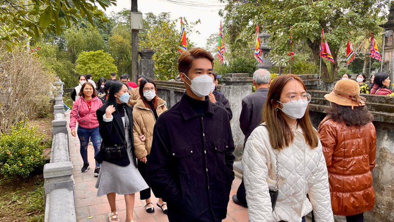 Trong bối cảnh dịch bệnh Covid-19 đã được kiểm soát, rất nhiều du khách vẫn duy trì thói quen đeo khẩu trang để phòng tránh dịch bệnh.