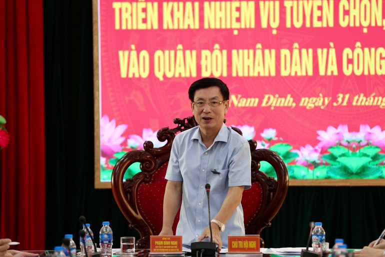 Đồng chí Phạm Đình Nghị, Chủ tịch Ủy ban nhân dân tỉnh, Chủ tịch Hội đồng Nghĩa vụ quân sự tỉnh Nam Định phát biểu ý kiến tại hội nghị.