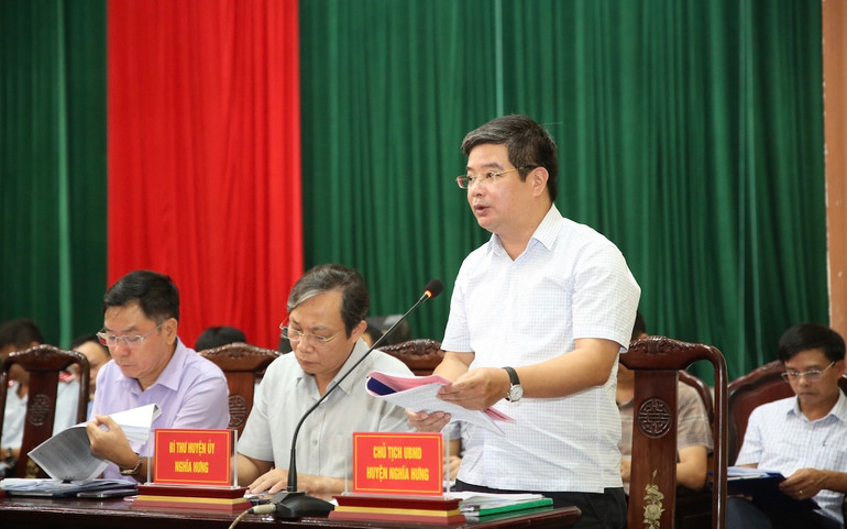 Chủ tịch Ủy ban nhân dân huyện Nghĩa Hưng Hoàng Trọng Nghĩa trả lời kiến nghị của người dân khu vực Cồn Xanh.