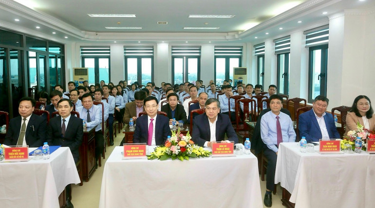 Các đại biểu dự Hội nghị công bố Quyết định của Chủ tịch Ủy ban nhân dân tỉnh về công tác cán bộ tại Sở Khoa học và Công nghệ.