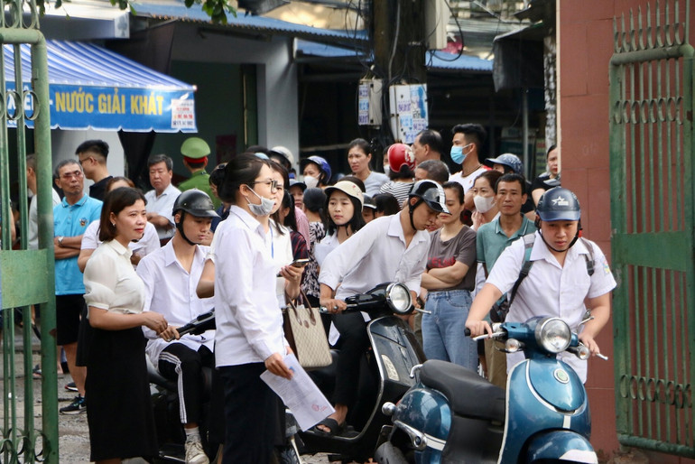Sáng 28/6 tại Nam Định, trời có mưa rào nhưng tạnh sớm, nên không ảnh hưởng nhiều đến việc di chuyển đến điểm thi của các thí sinh.