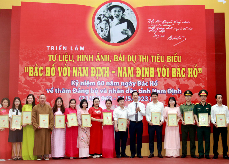 Thành ủy Nam Định trao giải cho các tác giả, nhóm tác giả có tác phẩm đạt giải cao tại cuộc thi viết với chủ đề "Bác Hồ với Nam Định, Nam Định với Bác Hồ" do Tỉnh ủy Nam Định phát động. Thành ủy Nam Định trao giải cho các tác giả, nhóm tác giả có tác phẩm đạt giải cao tại cuộc thi viết với chủ đề "Bác Hồ với Nam Định, Nam Định với Bác Hồ" do Tỉnh ủy Nam Định phát động.