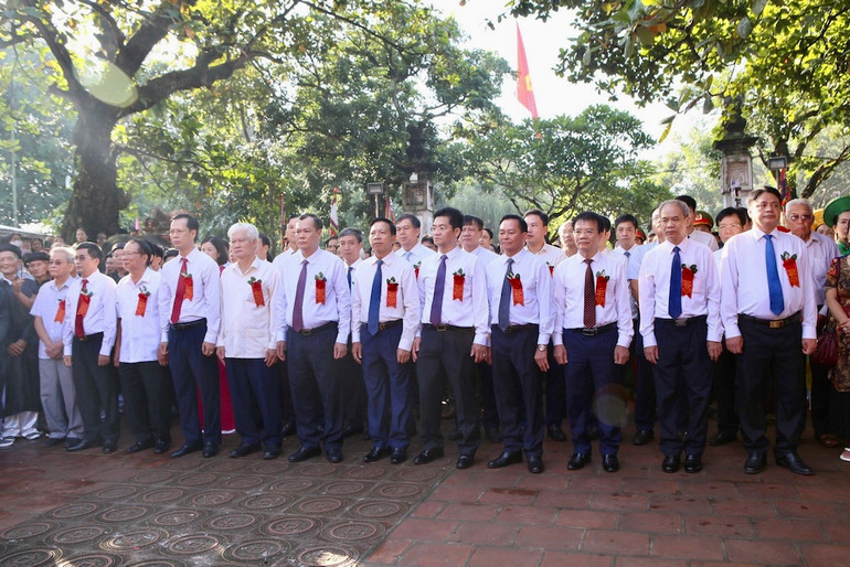 Các đại biểu tỉnh Nam Định tưởng nhớ công lao to lớn của các vị vua Trần và Đức Thánh Trần trong lễ dâng hương tại Đền Thiên Trường.