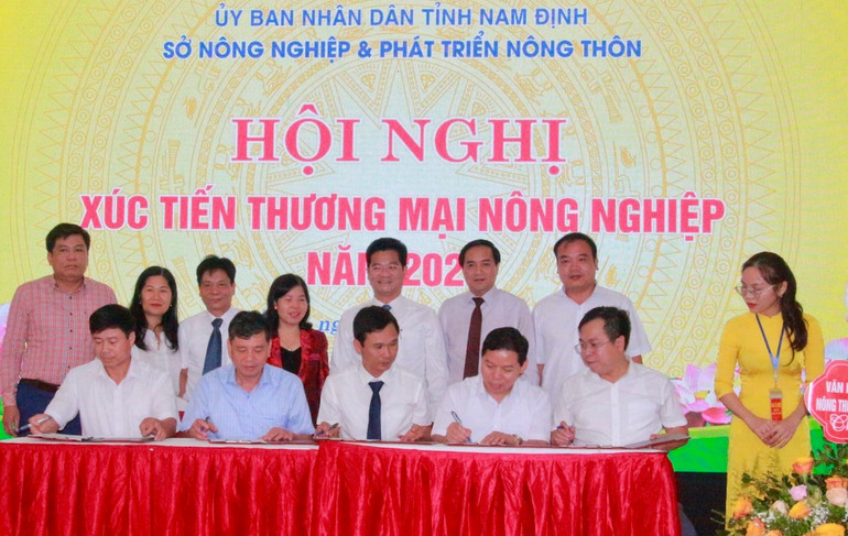 Các doanh nghiệp tỉnh Nam Định ký kết hợp tác sản xuất, phân phối, tiêu thụ nông sản và sản phẩm OCOP tại Lễ khai mạc Tuần lễ giới thiệu nông sản an toàn.